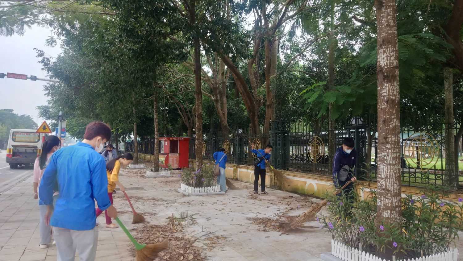 Một buổi sáng đầy năng lượng: Sinh viên Hồng Đức cùng nhau làm đẹp cổng trường! 